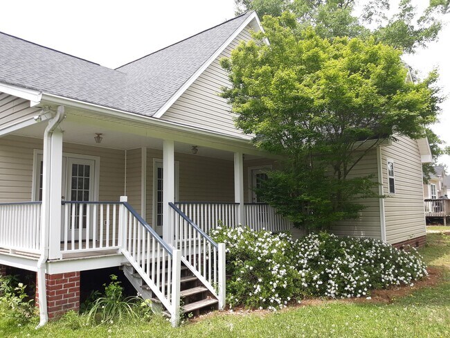 Building Photo - Charming Home in Northeast Columbia - Less...