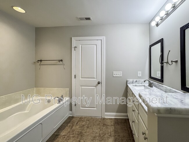 Building Photo - 2056 Oxford Heights