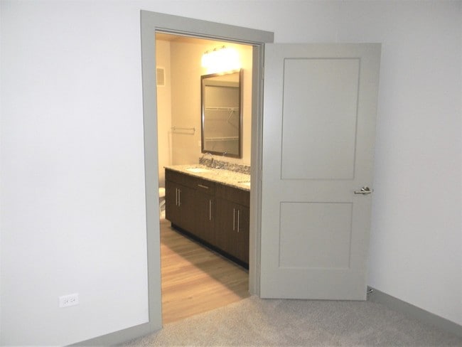 Building Photo - 670 E Algonquin Rd