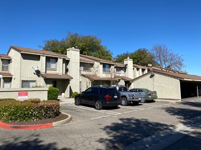 Building Photo - Large Condo near Freeway Access!