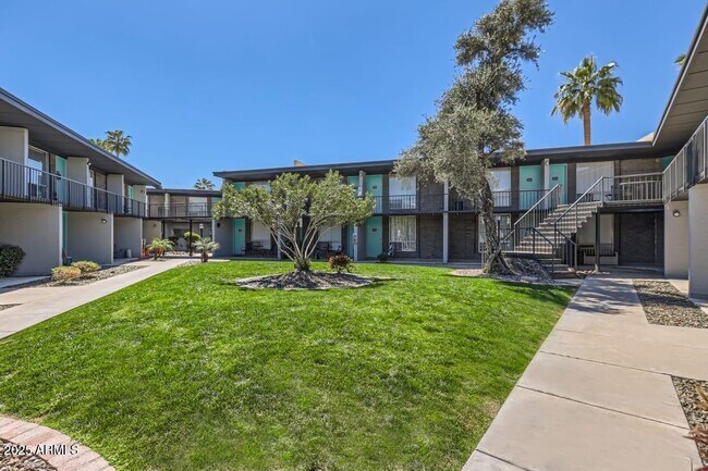 Building Photo - 1645 E Thomas Rd