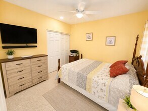 Building Photo - 819 Schumann Dr
