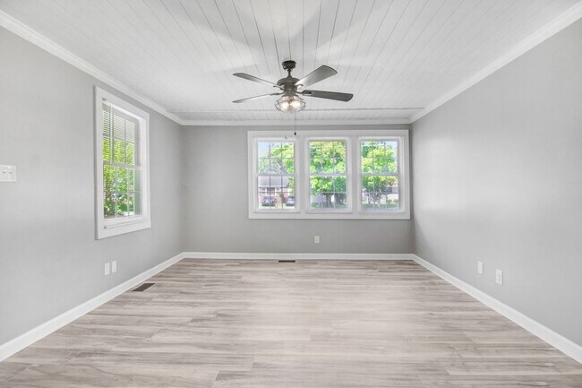 Building Photo - ADORABLE 3 BR | 1 BA HOME - 2 Car Detached...