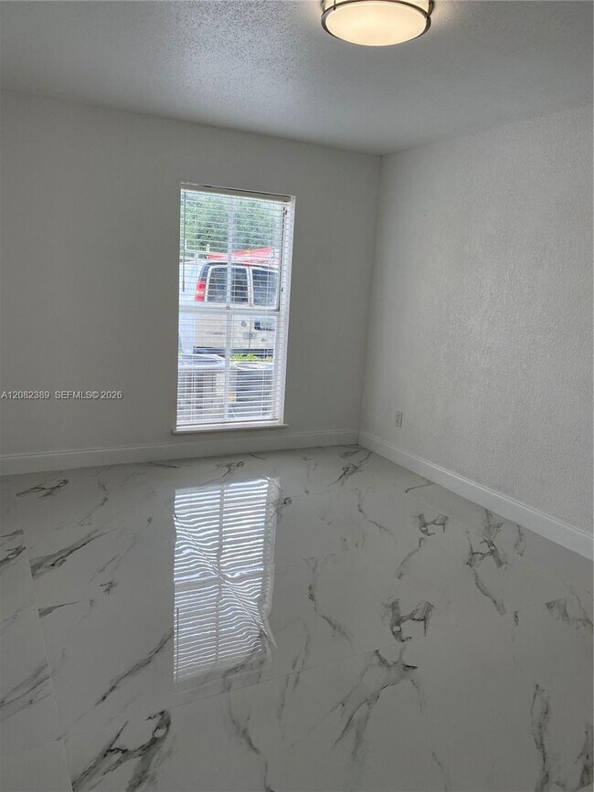 Building Photo - 733 Riverside Dr