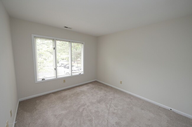Building Photo - Charming Townhome in Desirable Summerfield...