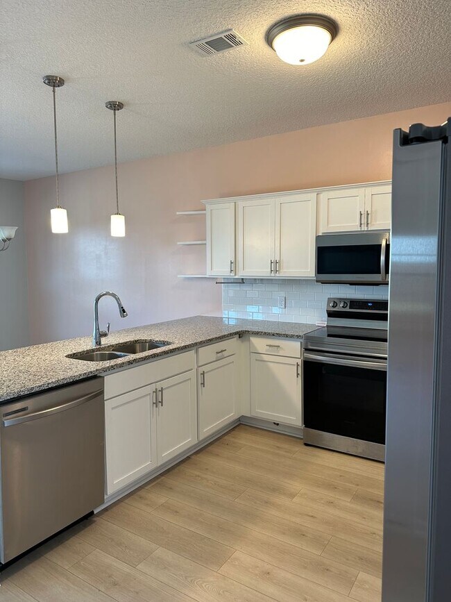 Building Photo - Tranquil South Retreat: Spacious 5-Bed Hom...
