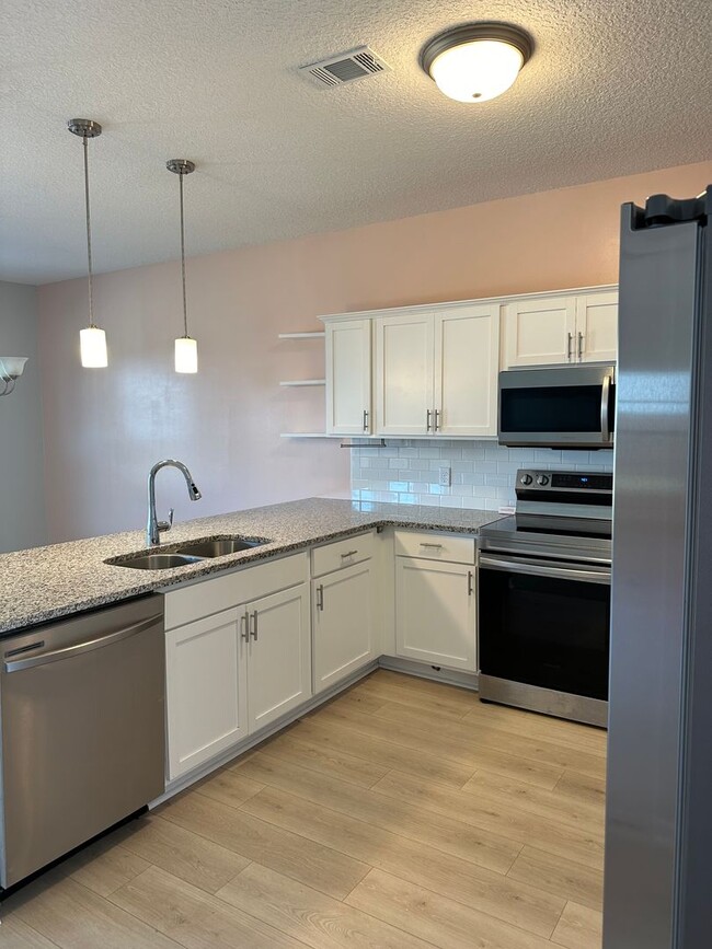 Building Photo - Tranquil South Retreat: Spacious 5-Bed Home with Fenced Yard, Pet-Friendly, Washer/Dryer Included