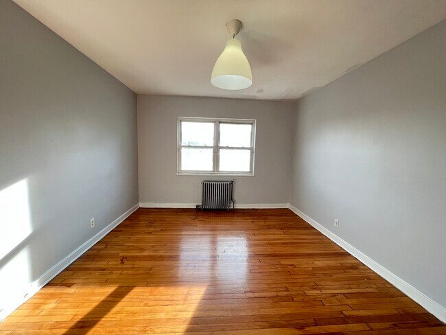 60 Crawford Ave 10 - 58 Crawford St