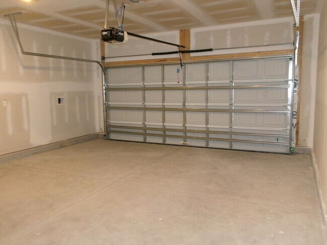 Building Photo - Spacious 4 bedroom home located in Clear Pond