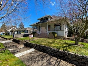 Building Photo - Single Level House - Ready for you to call Home!!