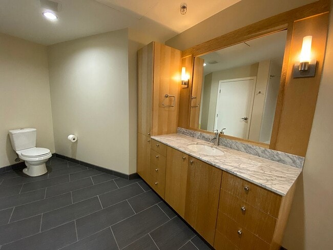 Building Photo - Fantastic 11th Floor Westerly Condo with C...