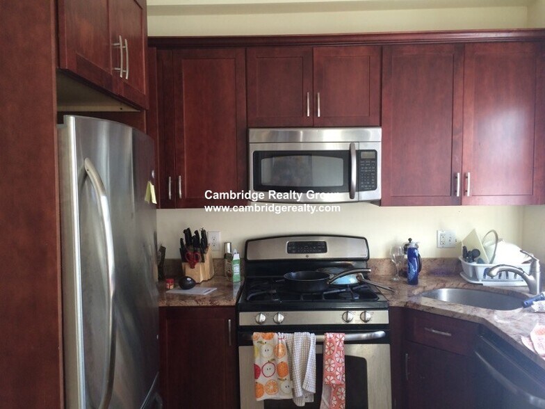 Building Photo - 154 Magazine St