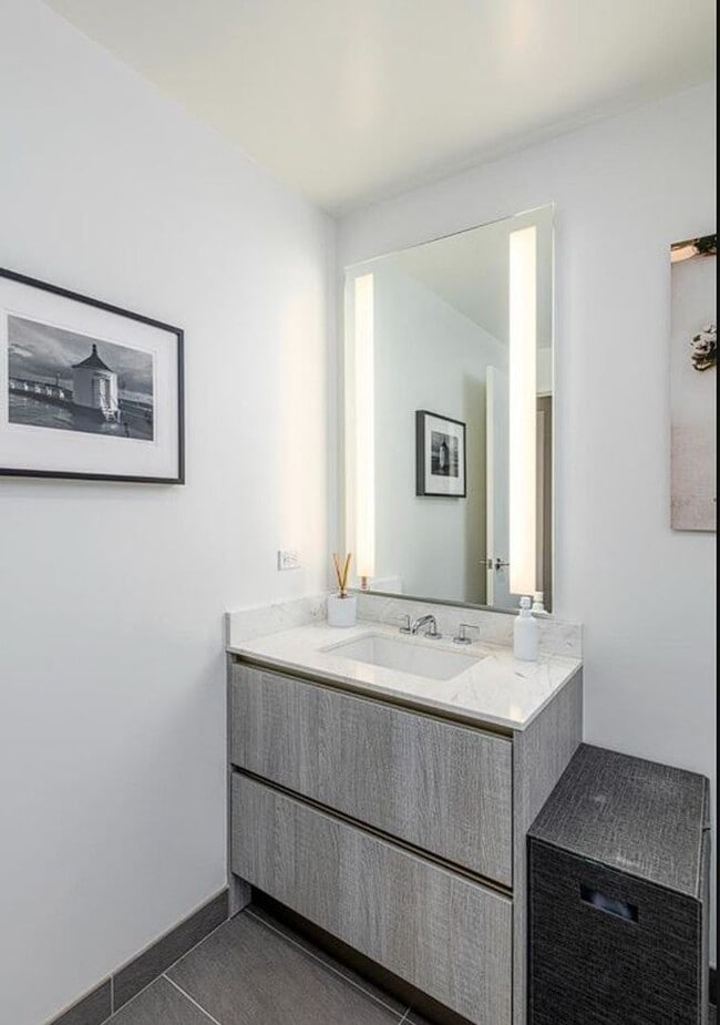 Building Photo - Fantastic Penthouse w/ Balcony and one car valet - 1BR/1 Office/1.5BA - Lumina / SOMA