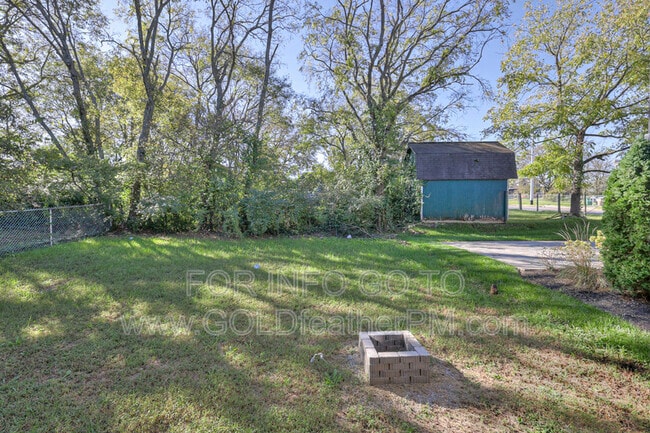 Building Photo - 402 E Trinity Ln