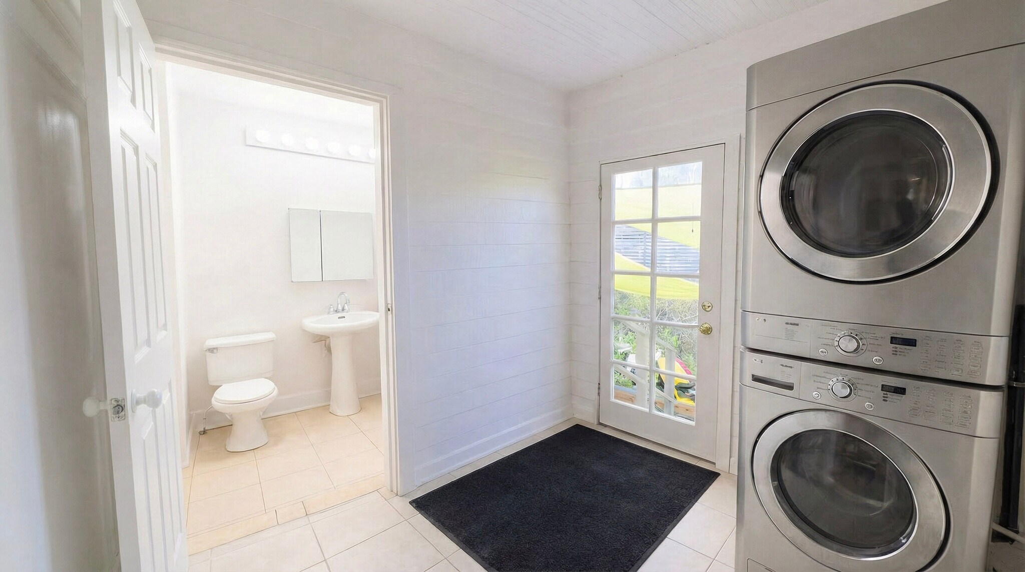 Bathroom, laundry room and door to the garden - 1661 W 36th Pl