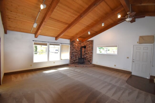Building Photo - Desirable North Albany home.