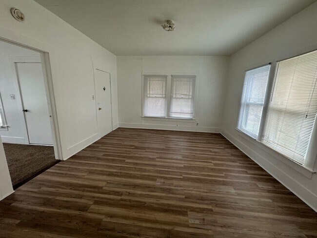 Building Photo - 2 Bedroom Rental with garage in NW Ardmore