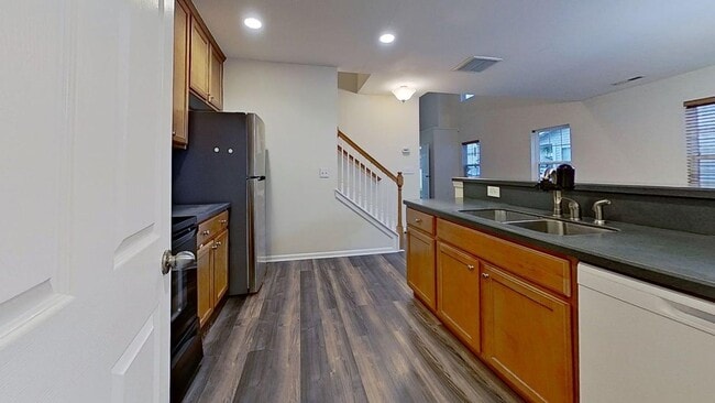 Building Photo - 3 bed / 2.5 bath - Move-in today!