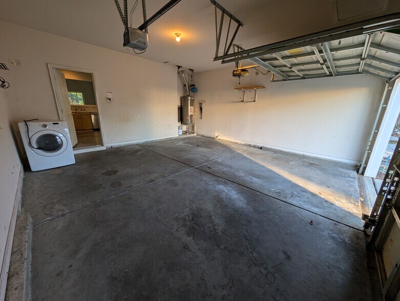 Building Photo - Room in Townhome on Dunford St