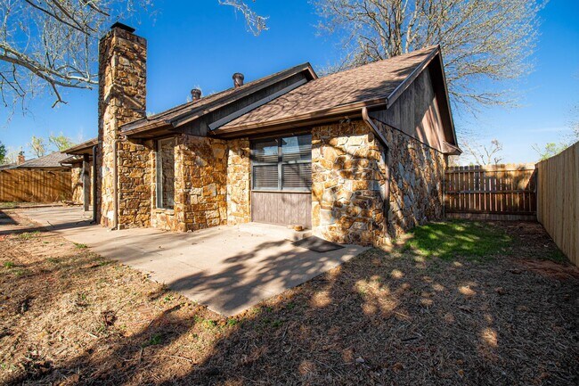 Building Photo - 3 Bed 1.5 Bath in Carl Albert School District