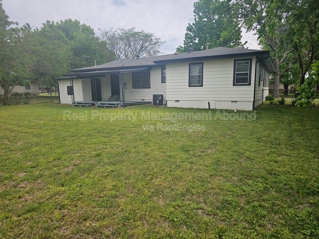 Building Photo - 1030 N Hickory Ave