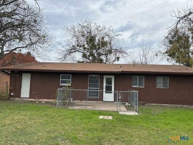 Building Photo - 1811 Janis Dr