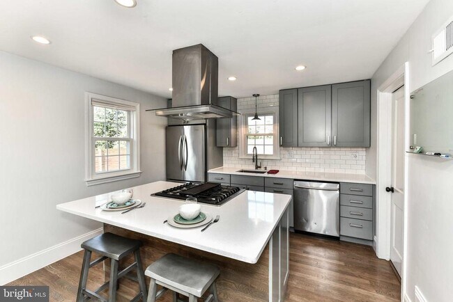 Building Photo - 7308 Poplar Ct