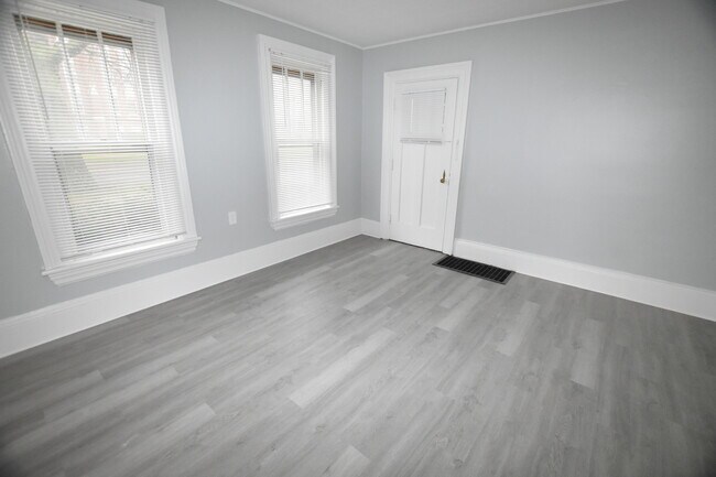 Building Photo - 426 N Lake St