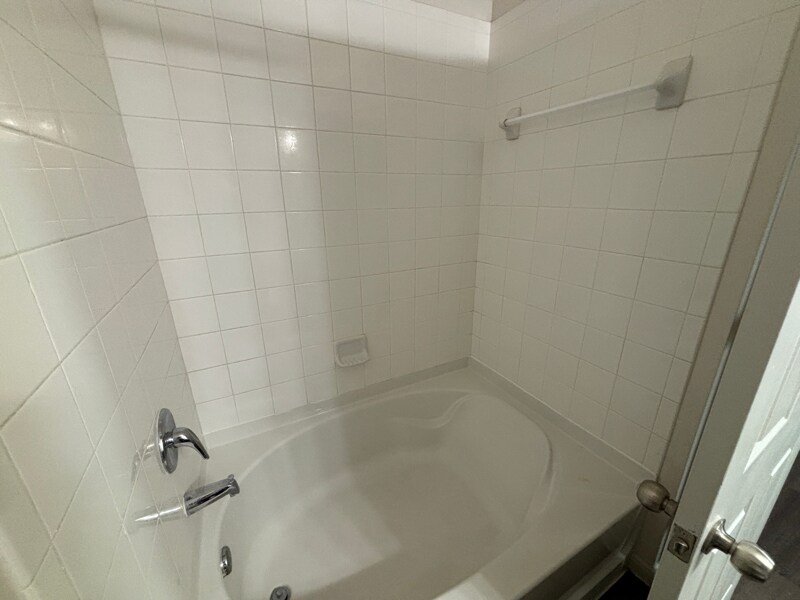 Building Photo - 4624 Cromwell Dr