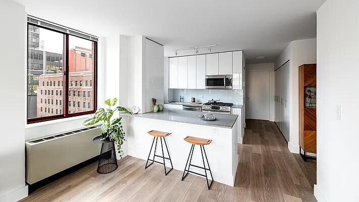 Building Photo - 444 W 35th St