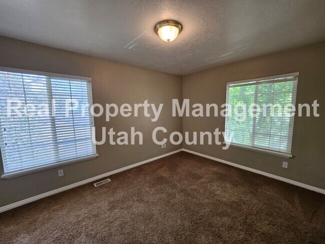 Building Photo - Townhome in Orem 3 bedroom 3.5 bathrooms