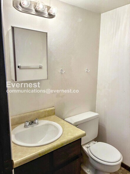 Building Photo - 3005 Ross Dr