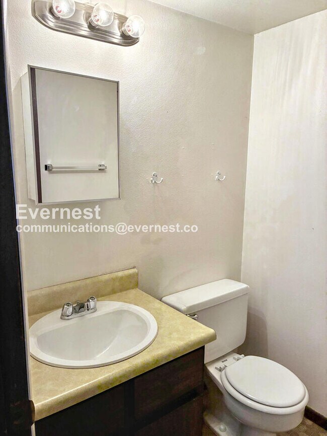 Building Photo - 2 Bed/1.5 Townhome with Carport / Availabl...