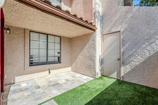 Building Photo - 818 S Westwood