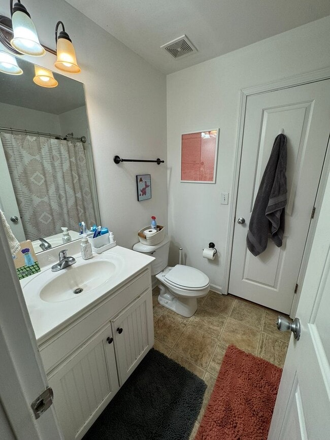 Building Photo - 4 Bedroom Downtown Beauty!