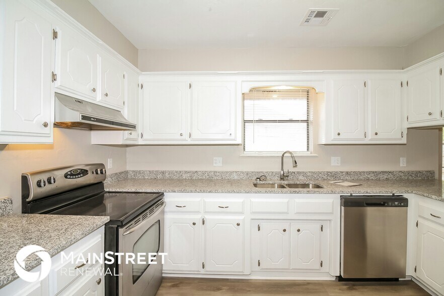 Building Photo - 5513 Cloverlawn Dr