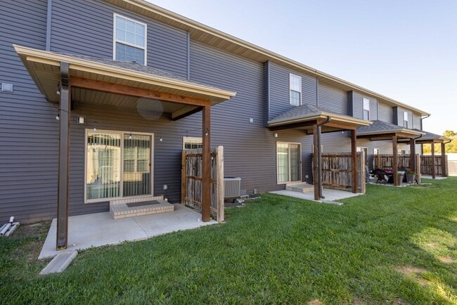Building Photo - NEW LUXURY 3 BED 2.5 BATH TOWNHOUSE!!!