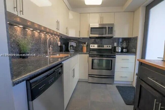 Building Photo - 301 Golden Isles Dr