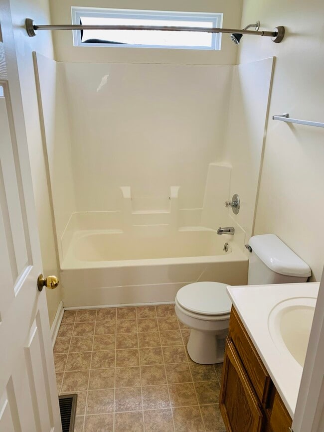 Building Photo - 112 Hunter Ridge Dr
