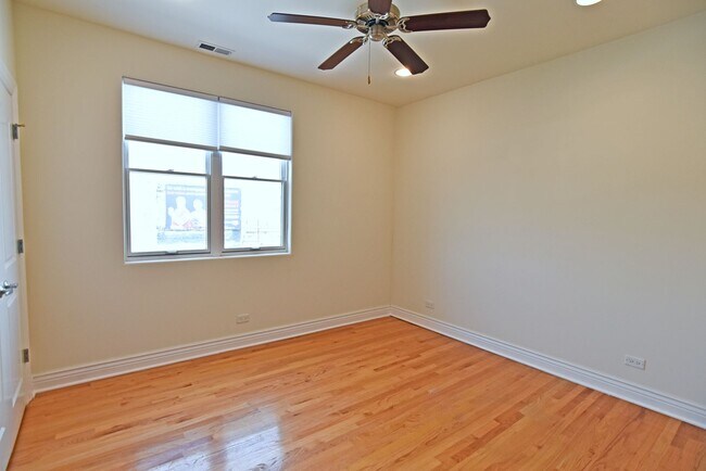 Building Photo - 5140 N Clark St