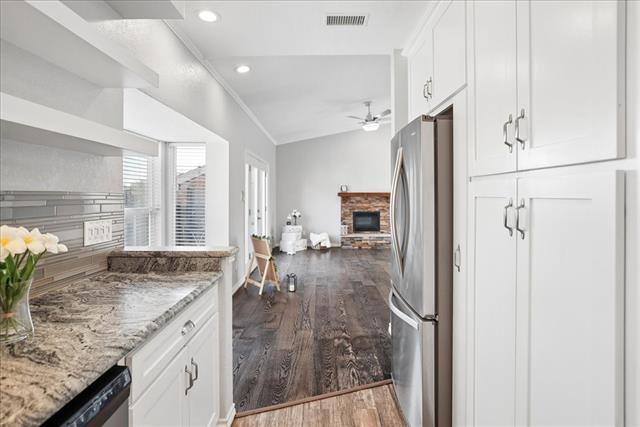 Building Photo - 411 Pebble Way