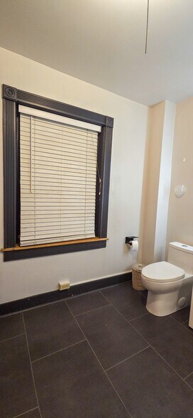 Building Photo - 209 W Clay St