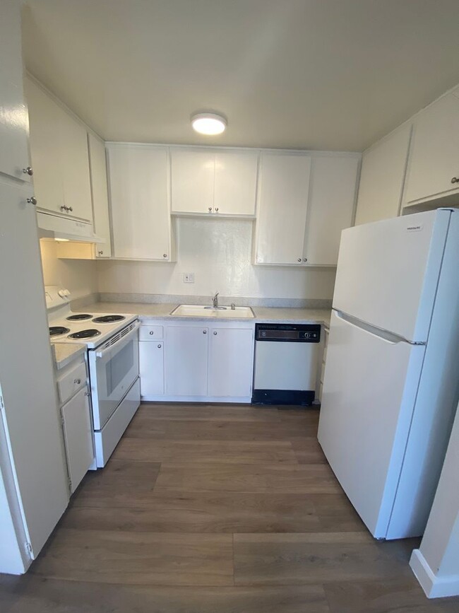 Building Photo - Newly Remodeled 2 Bedroom 1 1/2 Bath Upsta...