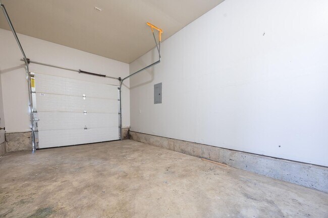 Building Photo - 3 bedroom, 2.5 bathroom home - SE Portland