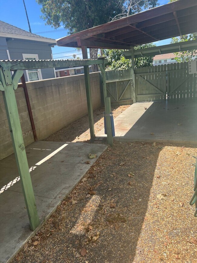 Building Photo - One bedroom apartment in downtown Riverside!