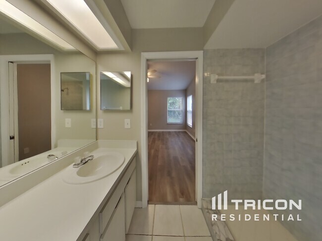 Building Photo - 653 Sand Ridge Dr