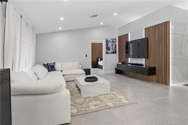 Building Photo - 5143 Deerhurst Crescent Cir