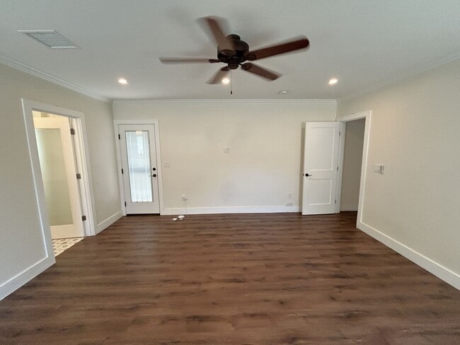 Building Photo - 247 W Woodland Oaks Dr