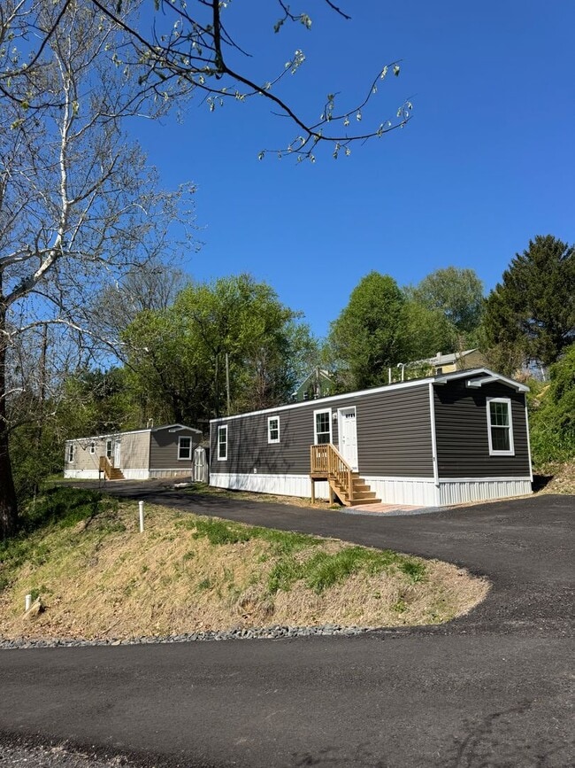 Building Photo - 465 Royal Manor Rd