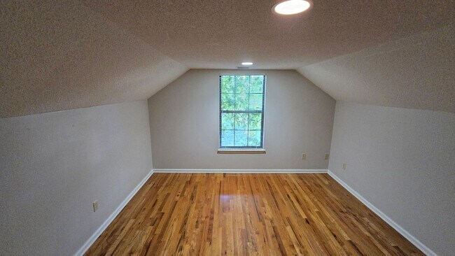 Building Photo - Beautiful Large home off of Mahan